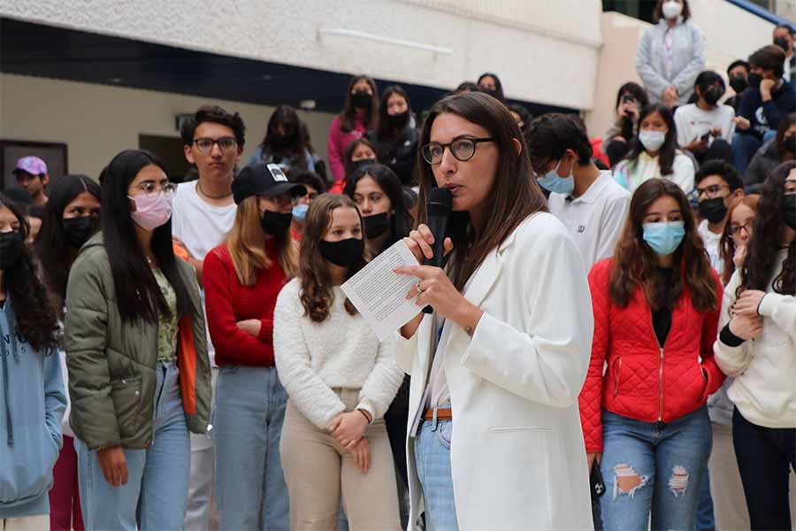 Claudia Prudencio dando un discurso a estudiantes de PrepaTec en el Día de la Paz.