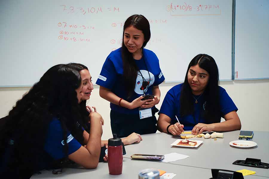 Participantes conviviendo con una estudiante de Ingeniería 