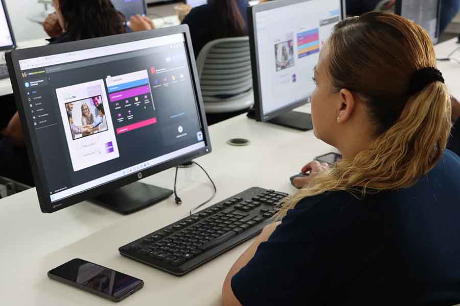 Colaboradora del Tec en clase de computación dentro de la iniciativa Brecha Digital Cero.