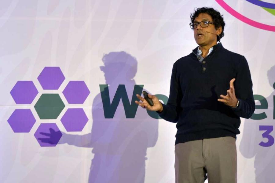 Raj Raghunathan durante Wellbeing 360, quien explicó los elementos que llevan a una vida más feliz y plena