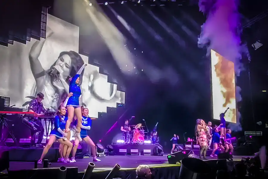 Estudiantes de la compañía de danza moderna del Tec, campus Hidalgo, interpretando su coreografía durante el concierto de Belanova en el Palacio de los Deportes.