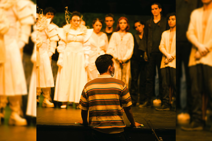 Clemente Vega dirige un ensayo de la Compañía de Teatro del Tec campus Ciudad de México, fomentando el arte escénico colaborativo.