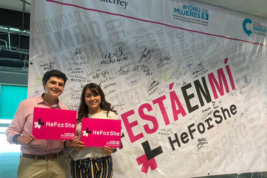 Comunidad Tec firmando el compromiso HeForShe de la ONU