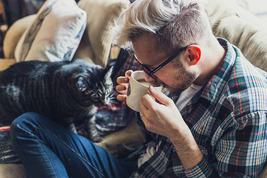 Hombre disfrutando tomar un café en su casa