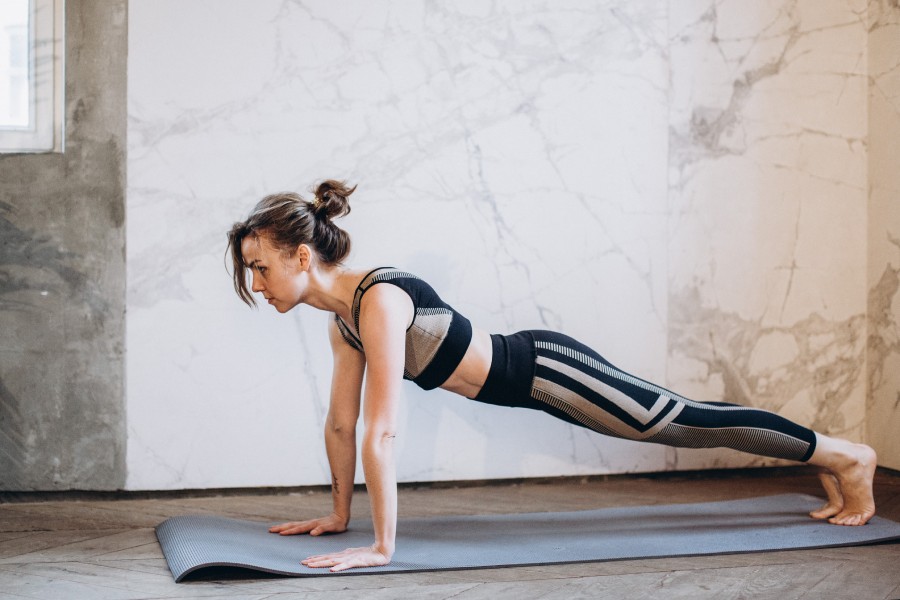 Mujer realiza actividades de yoga