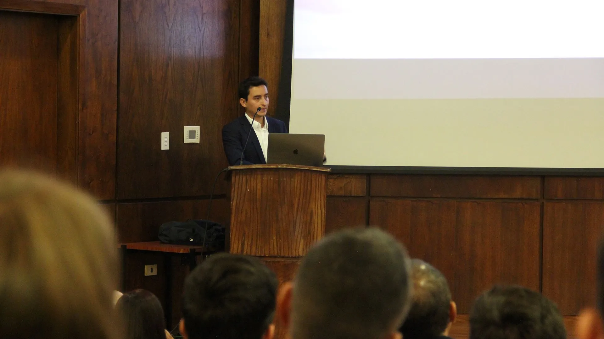 Dio una conferencia donde mostró los avances de la Nanotecnología en varias áreas