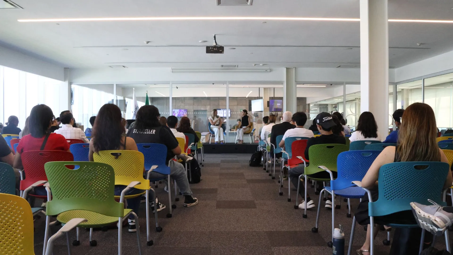 Conferencia de la directora de LEGO con alumnos del Tec