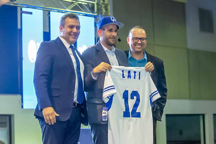 Baltazar Alvarado y Mario Leyva hacen entrega de jersey a Alberto Lati en el 50 aniversario del Tec campus Ciudad Obregón