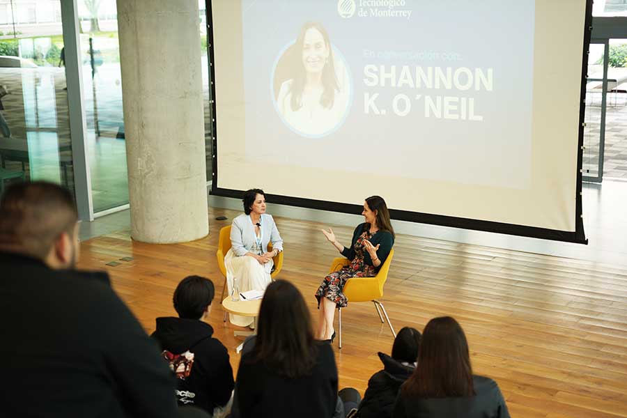 Shannon K. O'Neal imparte una conferencia en el campus Monterrey. 