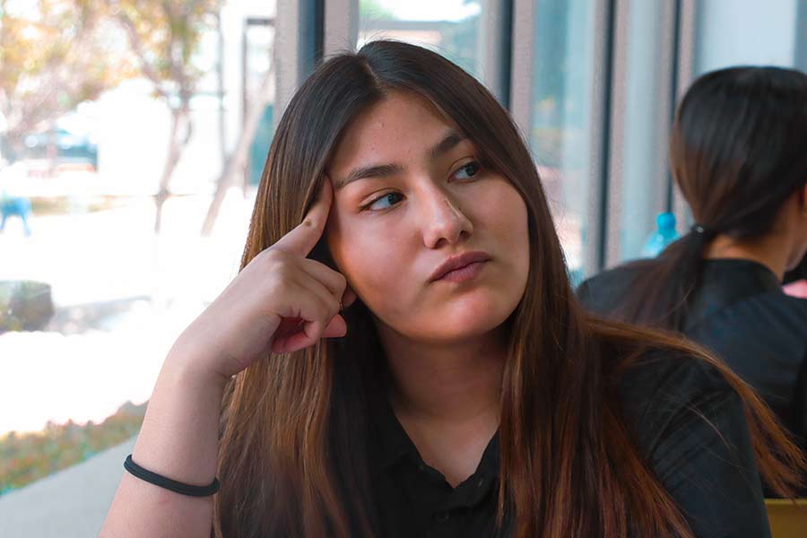 Estudiante enfrentando conflictos emocionales al elegir carrera.