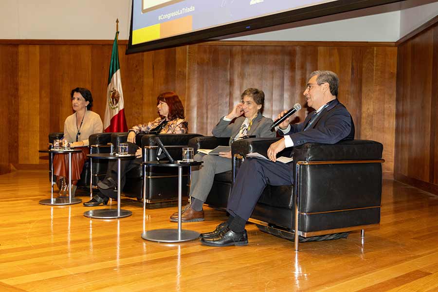 Congreso de democracia por La Triada con ponentes investigadores