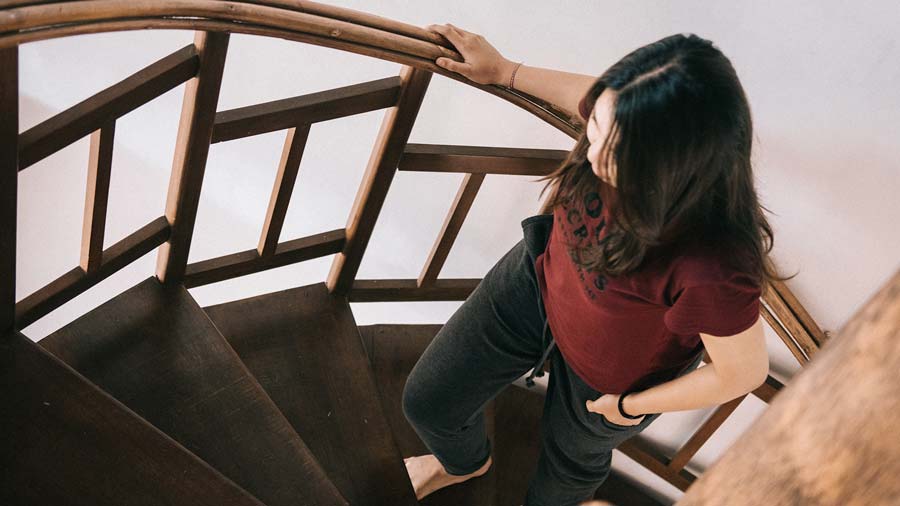 mujer subiendo escalera