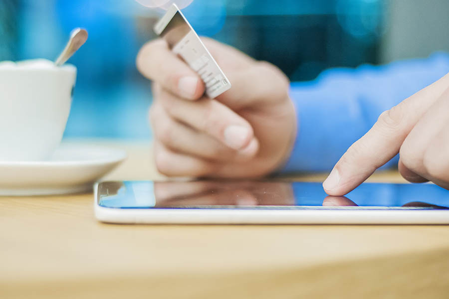 Persona analizando sus gastos de tarjeta de cr&eacute;dito.