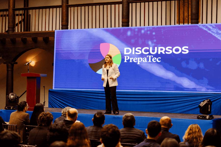 Isabella Medina presentando "&iquest;Qui&eacute;n dice que hay solo una mirada?". Foto: cortes&iacute;a.