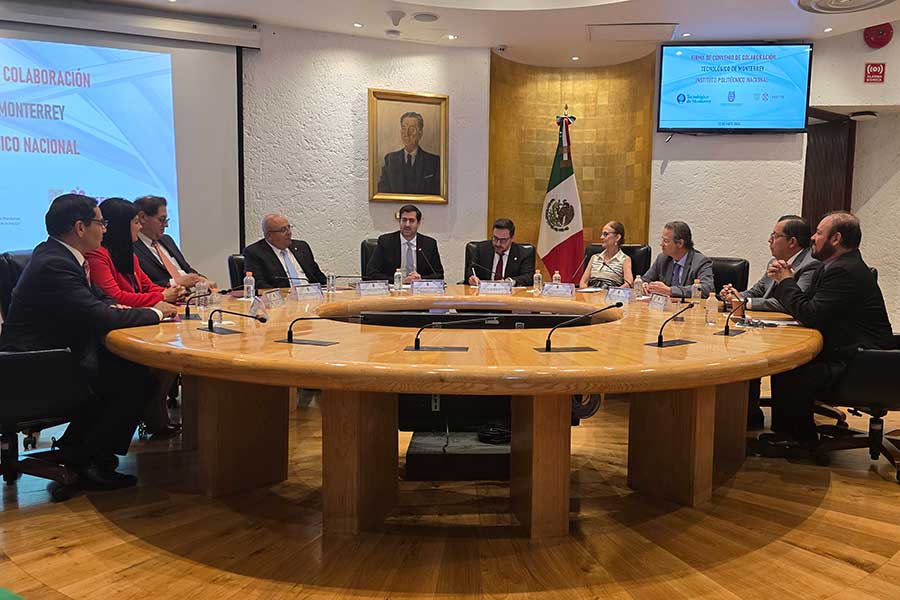 Integrantes del Tec de Monterrey y del IPN, durante la firma del acuerdo de colaboración entre ambas instituciones