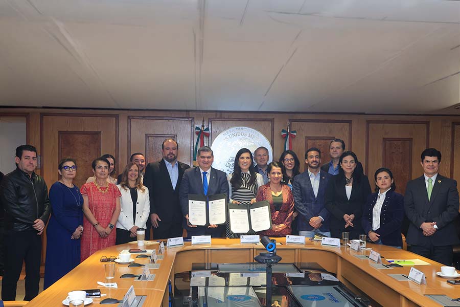 David Garza Salazar, Kenia L&oacute;pez Rabad&aacute;n y Edna Jaime durante la firma del convenio entre la C&aacute;mara de Diputados y el Tec de Monterrey. / Foto: AM STUDIOS