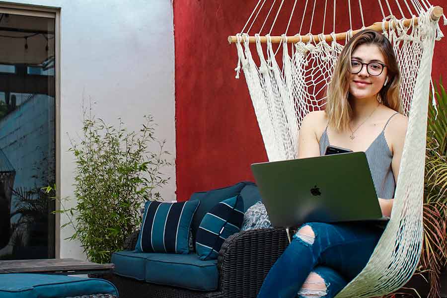 Alumna del Tec de Monterrey estudiando desde casa durante la cuarentena por COVID-19