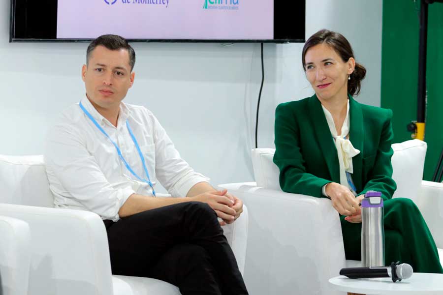 Cynthia Villarreal, directora de Desarrollo Sostenible y Vinculación (der.), participó en la charla junto a gobernantes como Luis Donaldo Colosio, alcalde de Monterrey (izq.).