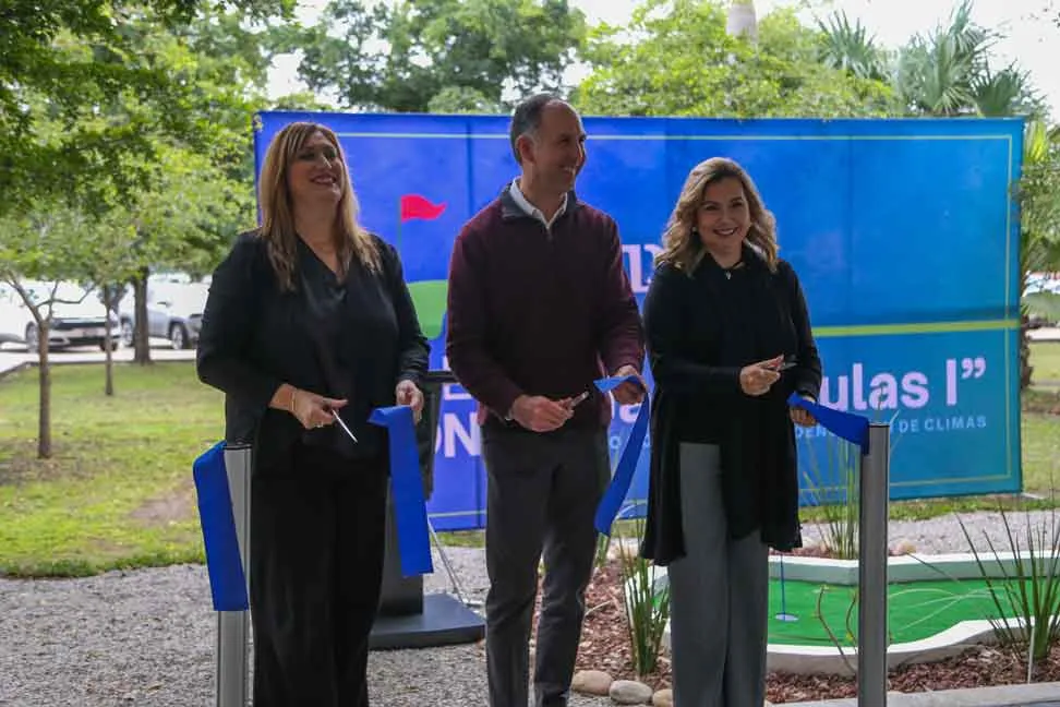 directivos hacen corte de listón en jardín prepatec