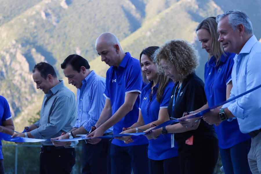 Autoridades del Tec se dieron cita en PrepaTec Valle Alto para inaugrar la cancha.