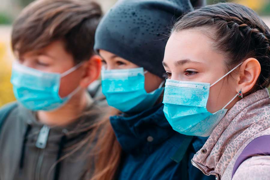 El uso de cubrebocas sigue siendo una de las medidas para prevenir el COVID-19.