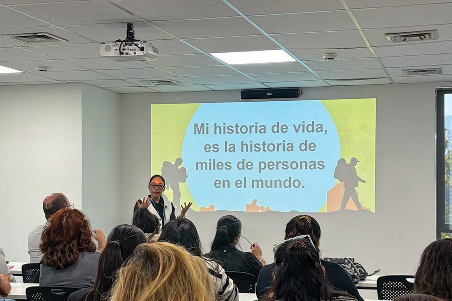 Cristina Rumbo profesora del Tec en su participación en el congreso de migración