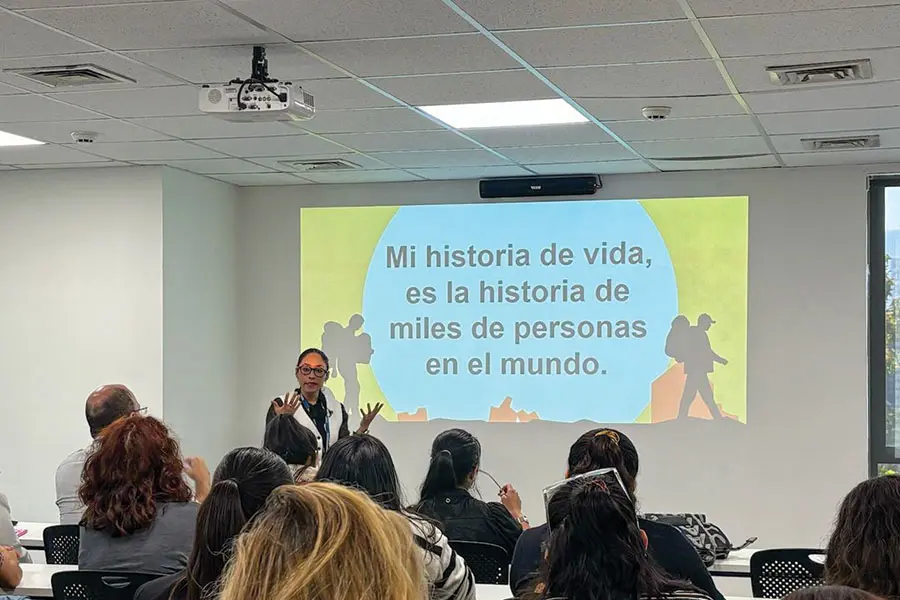Cristina Rumbo profesora del Tec en su participación en el congreso de migración