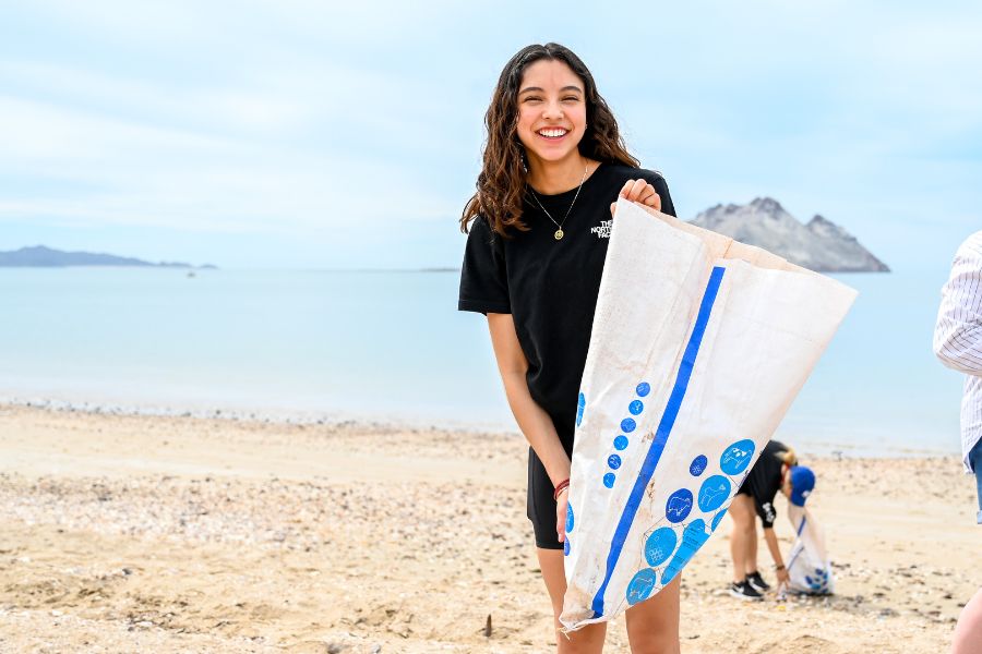 Estudiante de prepatec limpiando la playa