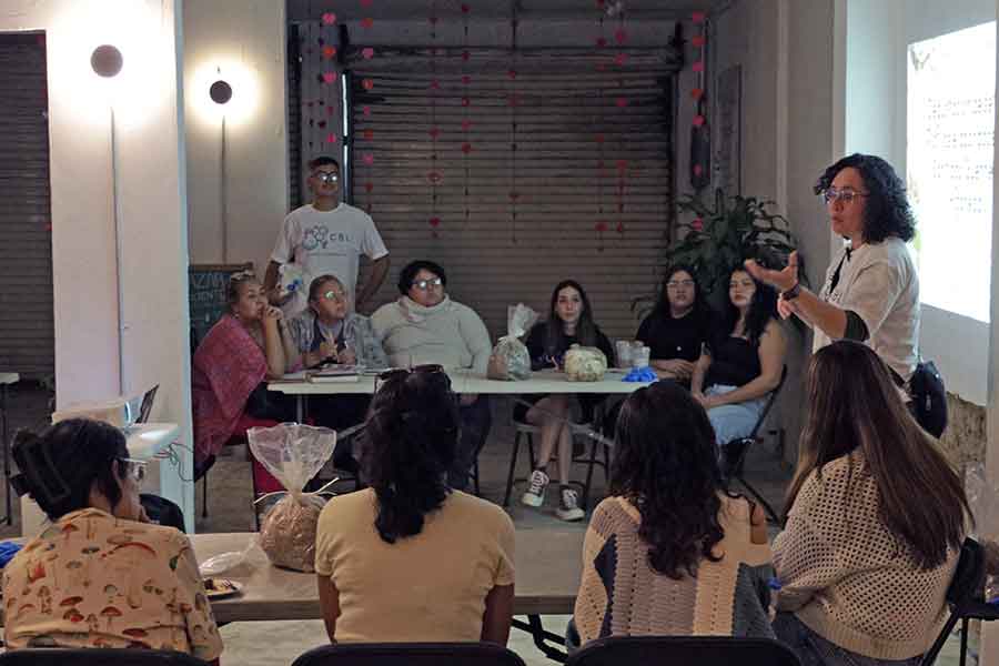 Imparten cursos sobre hongos comestibles a mujeres de Guadalajara.