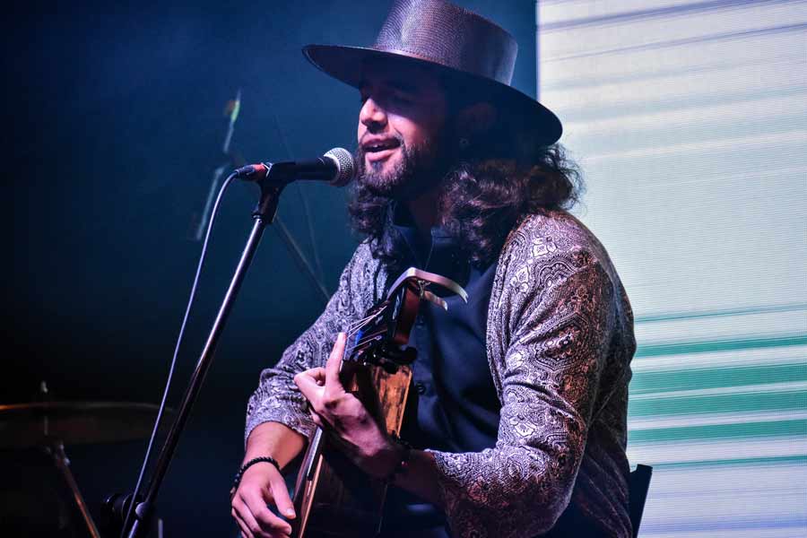 Daniel Franco interpretando una de sus canciones.