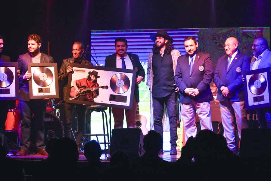 Durante una presentación Daniel Franco recibió una copia del disco de oro.