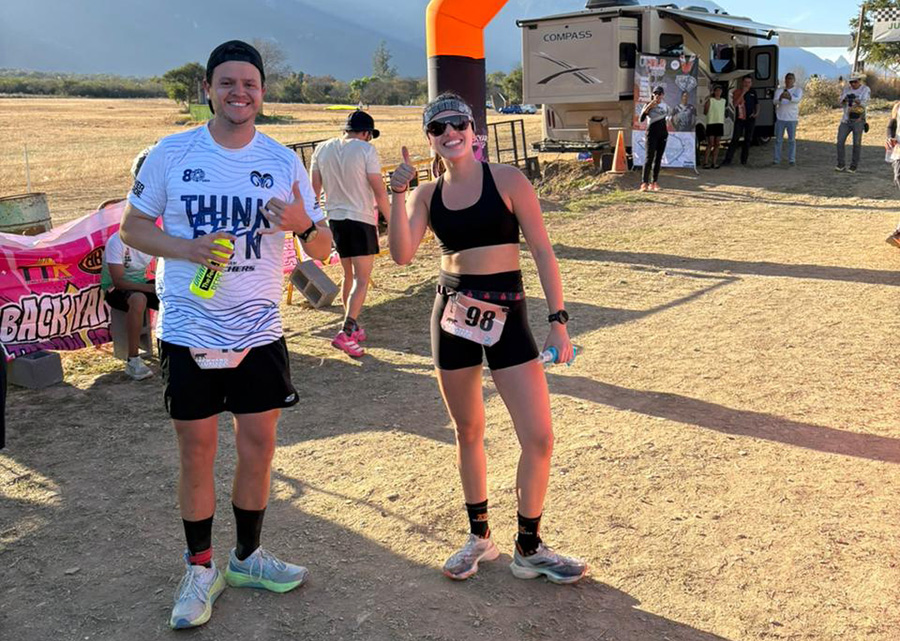 Daniela posando durante la carrera de backyard santiago