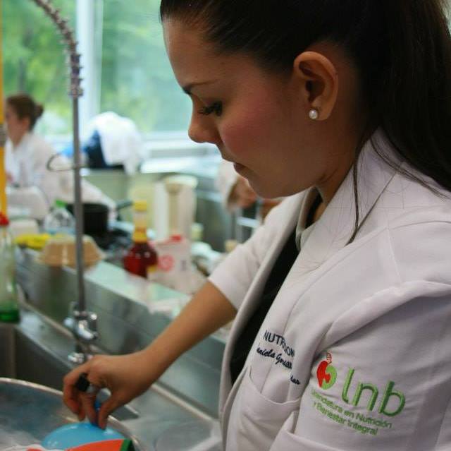 Daniela Gordillo recibe premio Rómulo Garza otorgado por el Tec por libro Nutrición Molecular