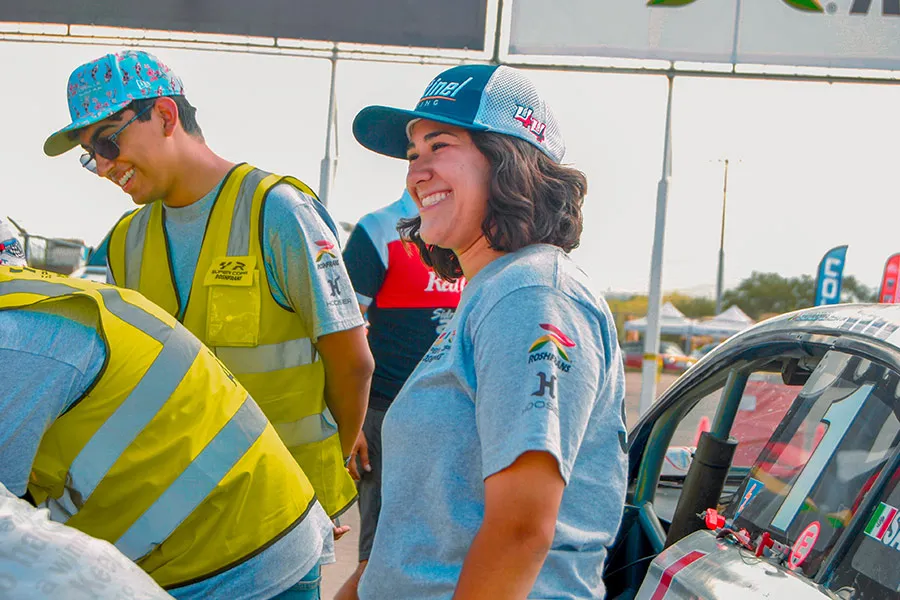 Daniella Espinoza, estudiante del Tec de Monterrey, sonríe mientras apoya en la organización de un evento de automovilismo.