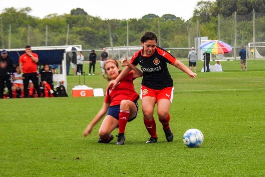 Danna jugando fútbol