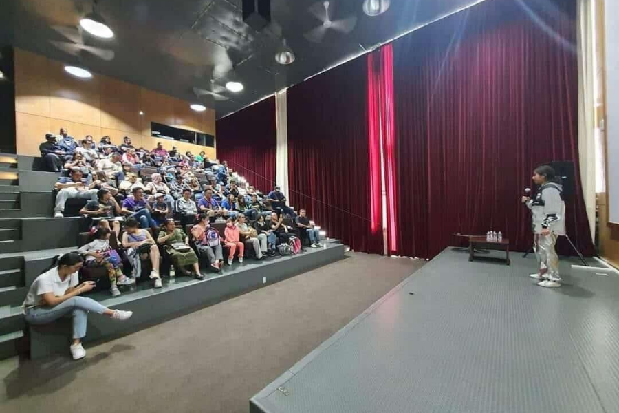 Danna Ximena S&aacute;nchez ofrece una conferencia sobre divulgaci&oacute;n cient&iacute;fica.