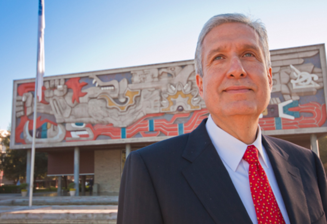 David Noel Ramírez, con la fachada de la rectoría del Tec de Monterrey a sus espaldas. Archivo.