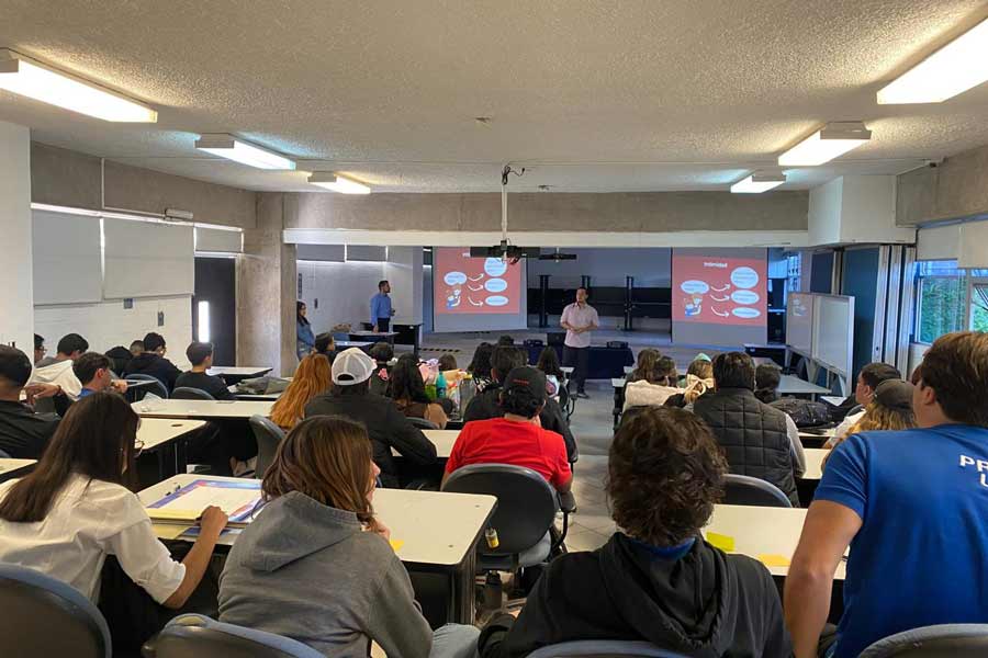 David dando un curso de educación sexual en Guanajuato a chicos de preparatoria.