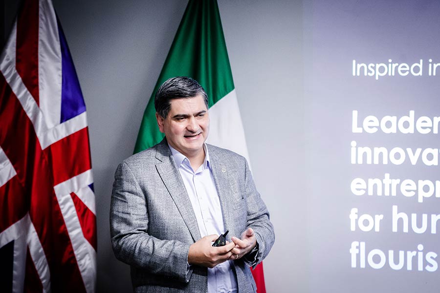 David Garza en la visita del Embajador del Reino Unido al Tec.