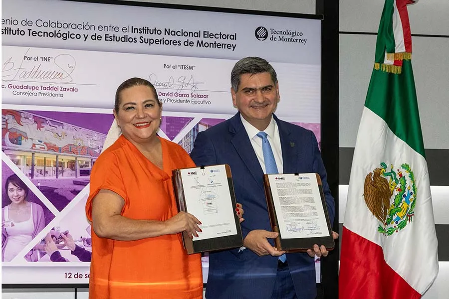 Firma del convenio INE-Tec por Guadalupe Taddei Zavala, consejera presidenta del INE y David Garza Salazar, rector y presidente del Tec de Monterrey.