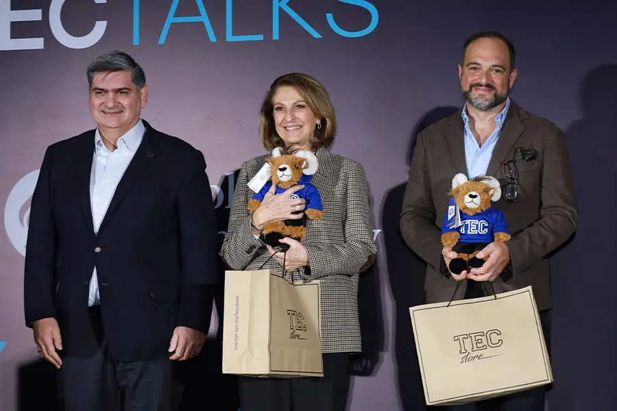 David Garza, presidente ejecutivo del Tecnol&oacute;gico de Monterrey; Marcela Velasco, directora de Mercadotecnia Corporativa de Telcel y Am&oacute;vil; y Le&oacute;n Krauze, periodista y egresado del Tec CCM, durante EXATEC Talks.