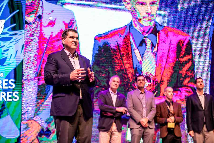 David Garza, rector y presidente ejecutivo del Tec, felicitó a las y los profesores galardonados.