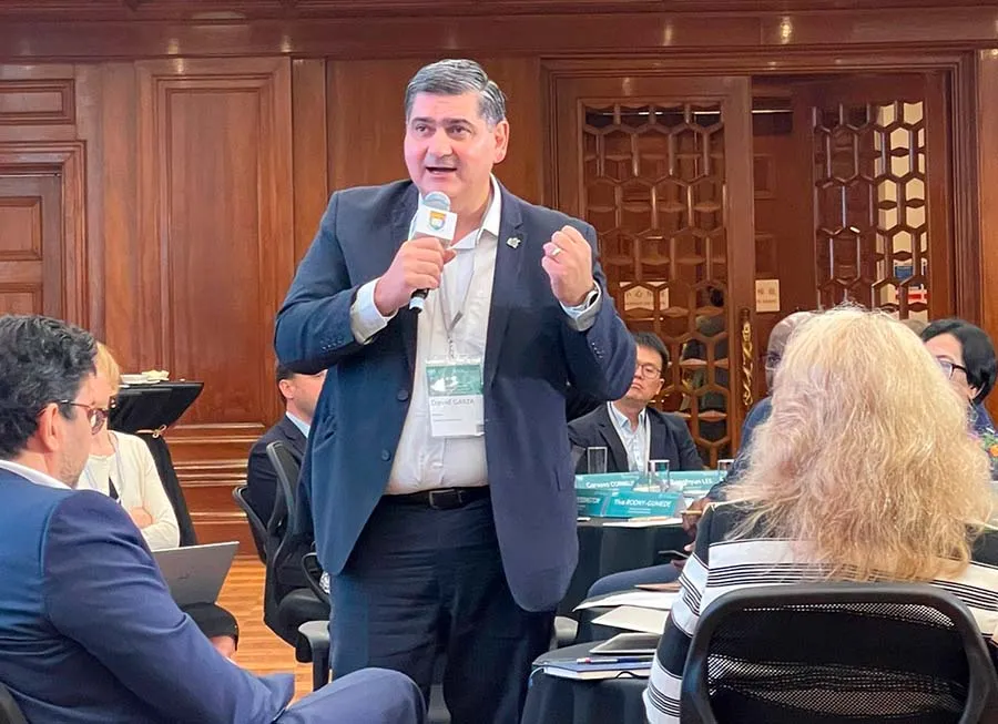David Garza Salazar presentando los resultados de una mesa de trabajo sobre la estrategia que U21 debe seguir para 2024-2027