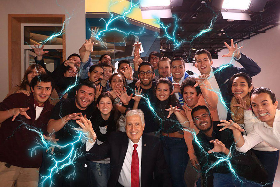 David Noel Ramírez, con alumnos del Tec de Monterrey