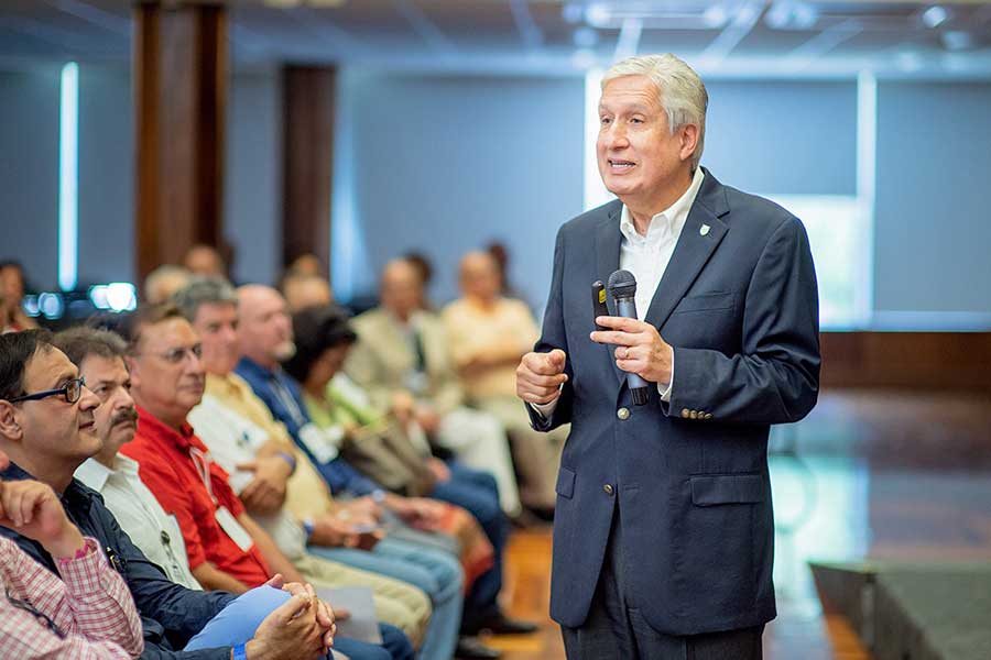 David Noel Ramírez, rector emérito del Tec de Monterrey, durante una pláticas con egresados.