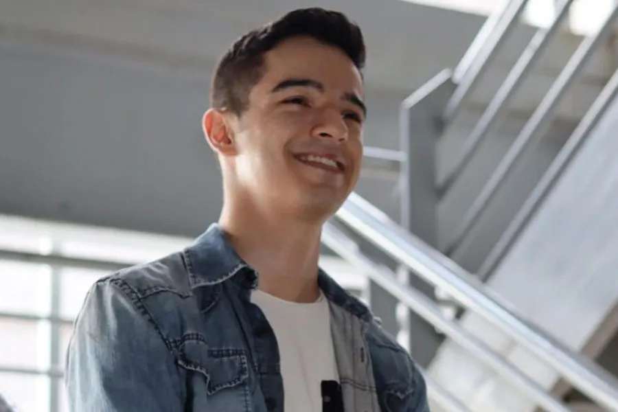David Pinto posando en unas escaleras