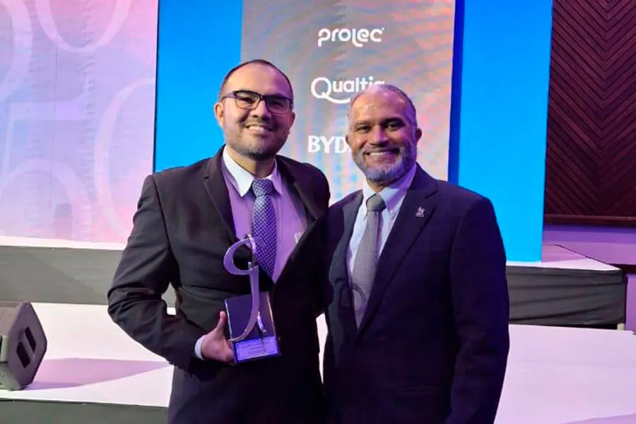 De izquierda a derecha Rodolfo mendoza sosteniendo el premio de Michael y Feniosky Peña
