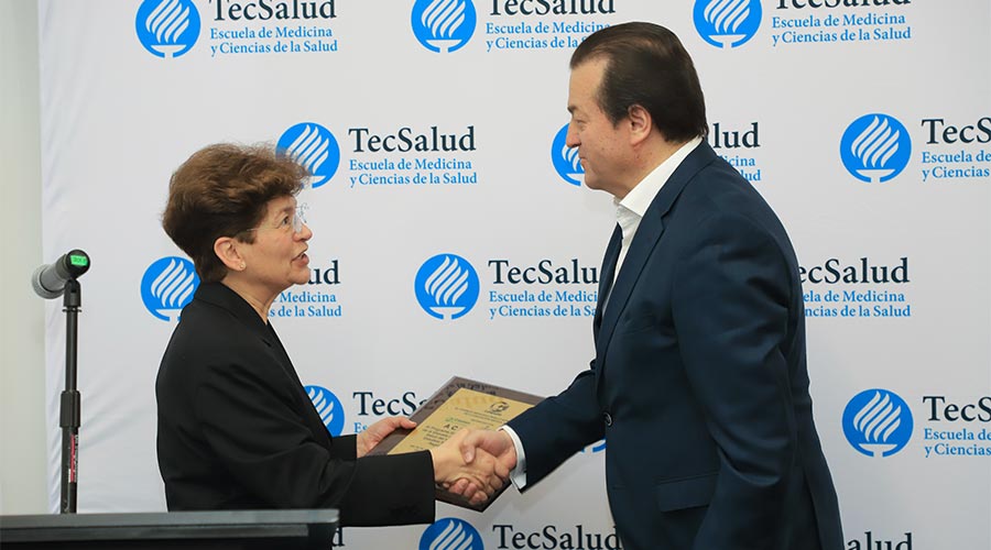 Decano nacional de la EMCS del Tec de Monterrey; Luis Alonso Herrera Montalvo recibe constancia COMAEM