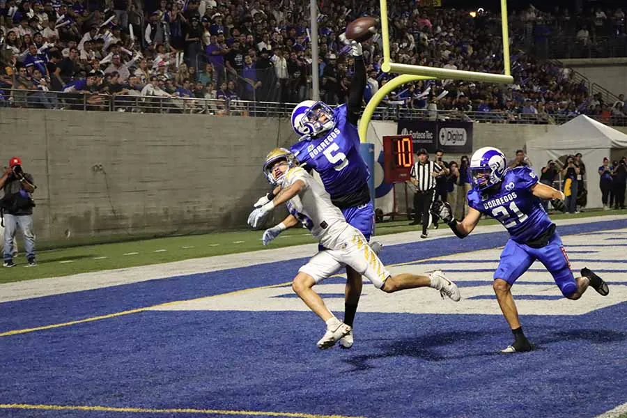 Iván Covarrubias, de Borregos Monterrey en jugada defensiva en clásico estudiantil.