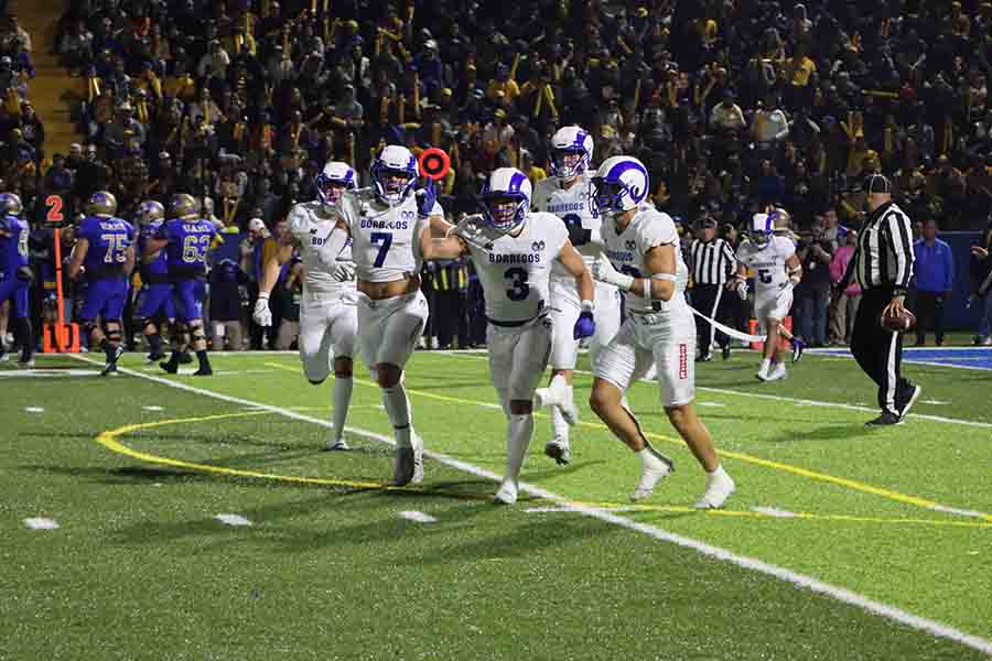 Fabrizzio Mejía, defensivo de Borregos Monterrey, celebra una intercepción en la final de ONEFA.